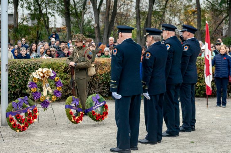 토론토 시민, 리멤버런스데이 참전용사 추모… 2분간 침묵으로 감사 전해  - CKNNews 이미지